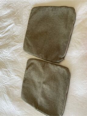 Set of 2 pillow covers grey 18x18  
Zipper closure